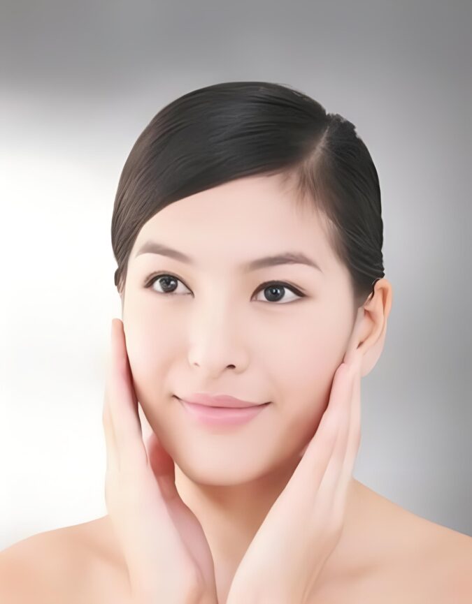 徒手微雕，這項美容技術的精髓在於透過溫和的手法對臉部肌膚進行精細的調整，旨在解決各種肌膚問題，並激發肌膚的自我修復與再生能力。 它是一種非侵入性的美容方式，完全不會對人體造成任何傷害。